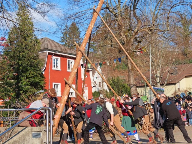 Sechs Mal mussten die Stangen zum Hoch...unte Spitze am Schulplatz in die Hhe.  | Foto: Gerd Leutenecker