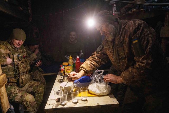 Da der Ukraine Soldaten an der Front f...l;mien angeworben werden. (Archivbild)  | Foto: Evgeniy Maloletka/AP/dpa