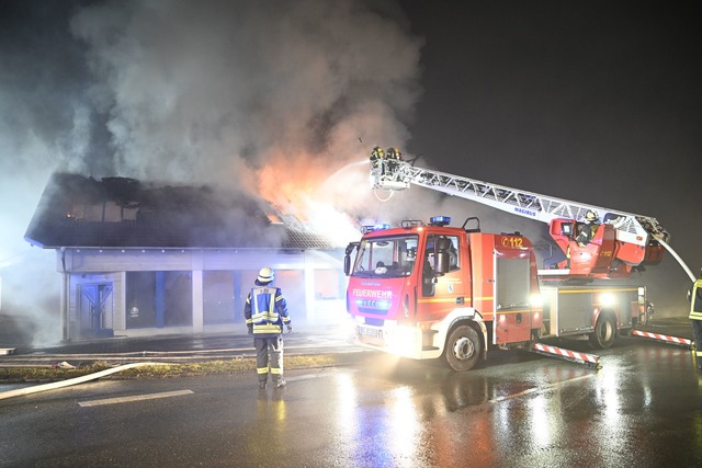 Etwa 100 Motorr&auml;der wurden bei dem Brand besch&auml;digt.  | Foto: Pichler/swd-medien/dpa