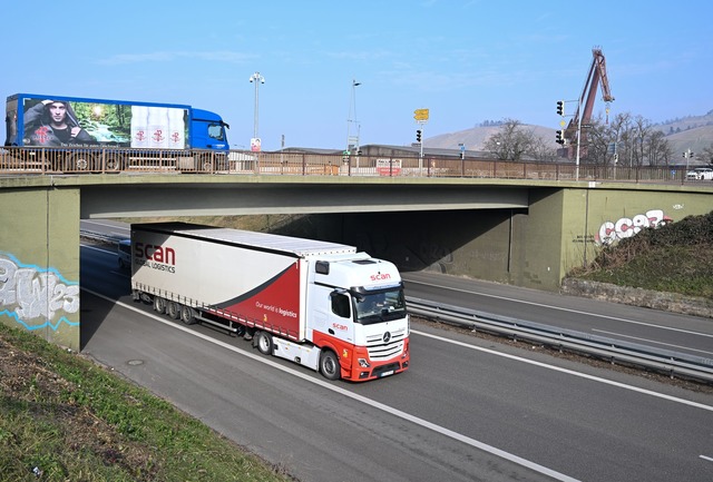 Beh&ouml;rden sorgen mit Abstandsregel...Sicherheit auf Spannbetonbr&uuml;cken.  | Foto: Bernd Wei&szlig;brod/dpa