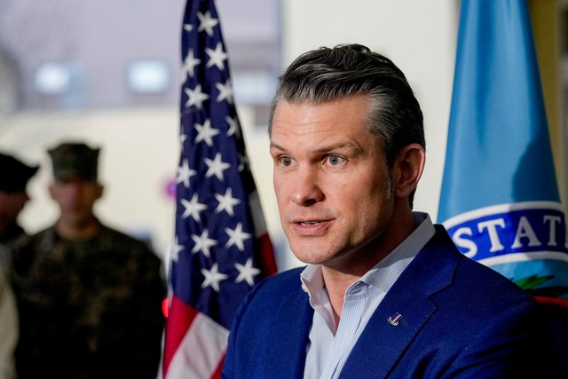 Pentagon-Chef Pete Hegseth kommt erstm...rteidigungsminister nach Br&uuml;ssel.  | Foto: Michael Probst/AP/dpa