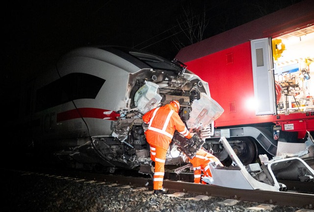 Techniker der Bahn arbeiten nach einem... gekommen und mehrere verletzt worden.  | Foto: Daniel Bockwoldt (dpa)