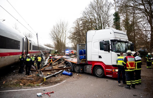 Einsatzkrfte stehen an einer Unfallst... gekommen und mehrere wurden verletzt.  | Foto: Daniel Bockwoldt (dpa)