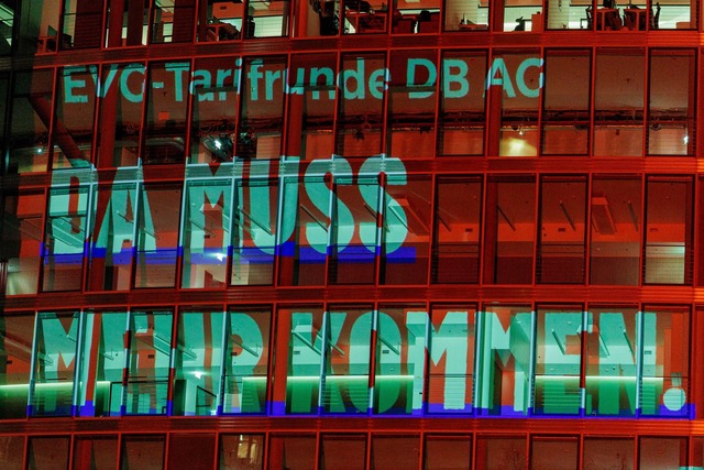 Mit einer Protestaktion am Bahntower a...h die EVG ihren Forderungen Nachdruck.  | Foto: Carsten Koall/dpa