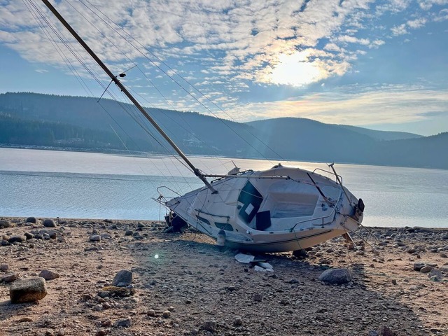 Frist verpasst? Segelboot am Schluchsee auf dem Trockenen.  | Foto: Lina Boegel