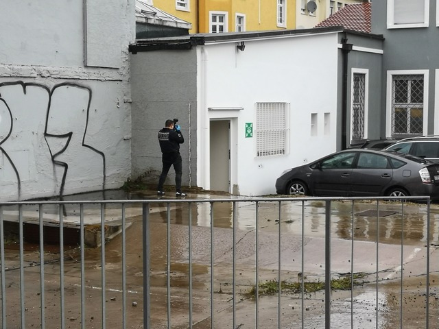 Am Tag danach ist ein Polizeibeamter a...terausgang der Praxis auf Spurensuche.  | Foto: Ralf Burgmaier