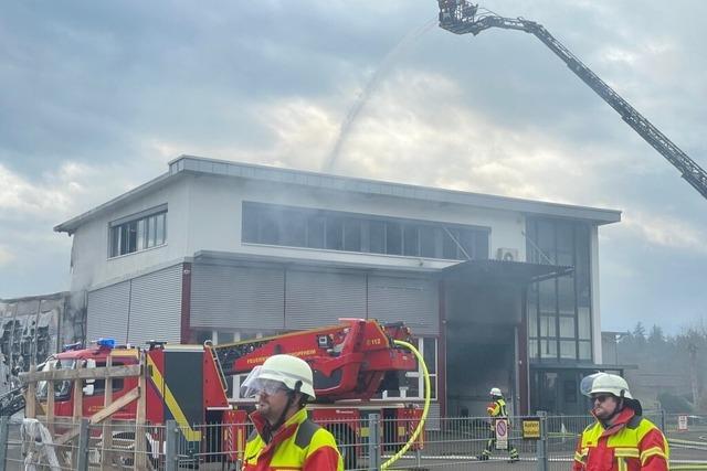 Gewerbehalle in Schwrstadt wird ein Raub der Flammen - beiender Dunst legt sich ber das Gebiet