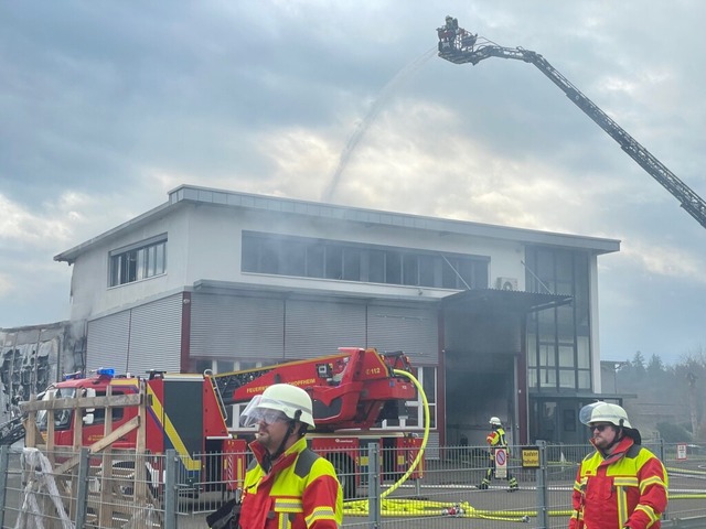 Mehrere Feuerwehren sind in Schwrstadt im Einsatz.  | Foto: Nicolai Kapitz