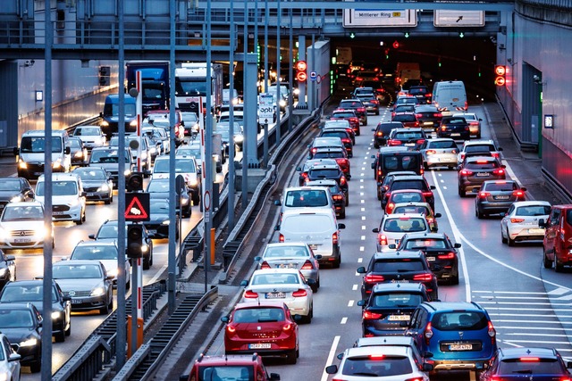 Stra&szlig;enverkehr ist eine der Quellen f&uuml;r Feinstaub (Archivbild).  | Foto: Matthias Balk/dpa