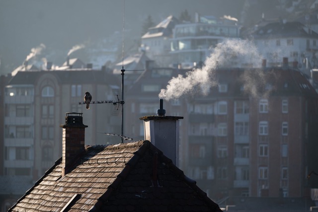 Heizen ist eine weitere Quelle f&uuml;r Feinstaub (Archivbild).  | Foto: Marijan Murat/dpa