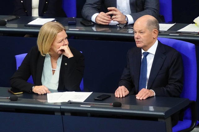 Kanzler Scholz und Innenministerin Fae...ale Einreisen erschweren. (Archivbild)  | Foto: Kay Nietfeld/dpa