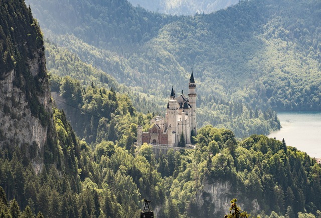 Mehr als eine Million Menschen besucht...schwanstein in Schwangau. (Archivbild)  | Foto: Frank Rumpenhorst/dpa