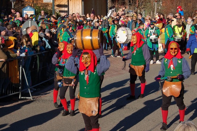 Stets mit einem Bierfass unterwegs: D&...m Umzug in Gundelfingen vor einem Jahr  | Foto: Andrea Steinhart