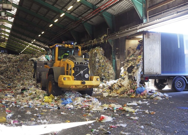 Im Rheinfelder Werk von Vogt Plastic werden gelbe Scke verwertet.   | Foto: Wagner, Hans