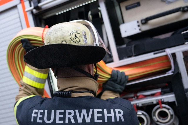 Die Feuerwehr war in Walld&uuml;rn weg...g;eren Brands im Einsatz. (Symbolbild)  | Foto: Marijan Murat/dpa