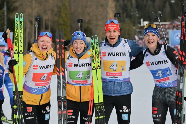 Freudentaumel beim deutschen Team: Bronze in der Mixedstaffel.  | Foto: Martin Schutt/dpa