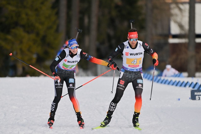 Franziska Preuss (l) &uuml;bergibt als Vierte auf Philipp Nawrath.  | Foto: Martin Schutt/dpa