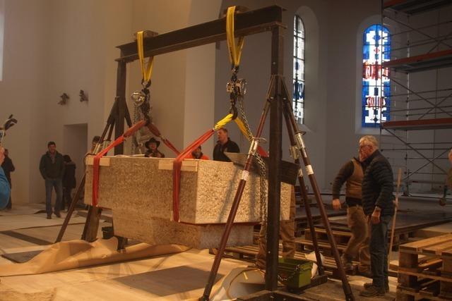 Spezialfirmen versetzen den sechseinhalb Tonnen schweren Altar in der Pfarrkirche Grwihl