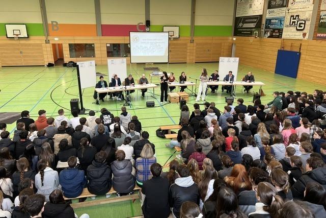 Fragerunde mit Tiefgang: Vertreter von sieben Parteien stellen am Gymnasium in Mllheim ihre Positionen vor