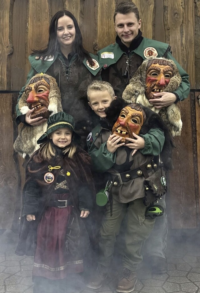 Die Schlossbhl-Jgerin Joyce Studer m... Felix und den beiden Kindern im Hs.   | Foto: Vera Wilhelm