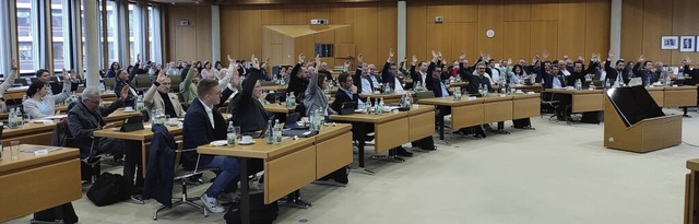 Der Moment der Abstimmung ber den Kreishaushalt im Kreistag   | Foto: Hubert Rderer