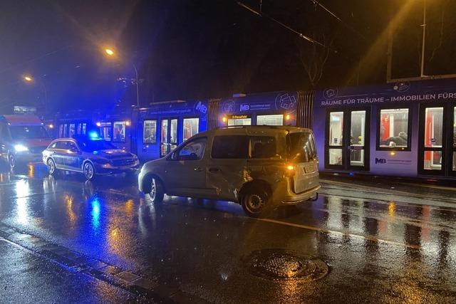 Unfall zwischen Straenbahn und Pkw auf der Basler Strae in Freiburg