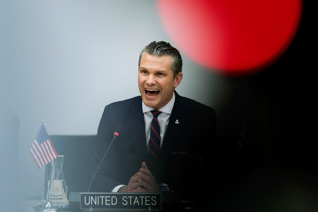 US-Verteidigungsminister Hegseth hat d...-Ambitionen Kiews eine Absage erteilt.  | Foto: Omar Havana/AP/dpa