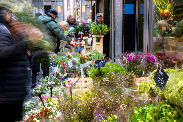 Zum Tag der Liebe werden gern Blumen &uuml;berreicht. (Archivbild)  | Foto: Sina Schuldt/dpa