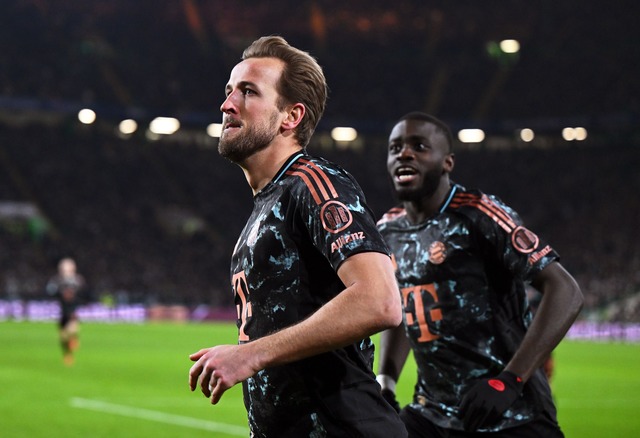 Dayot Upamecano (r) jubelt mit Torsch&uuml;tze Harry Kane.  | Foto: Sven Hoppe/dpa