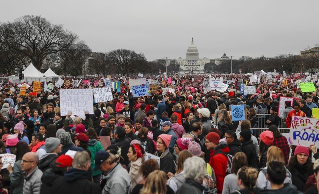 Nach Trumps erster Amtseinf&uuml;hrung...hen auf die Stra&szlig;e. (Archivbild)  | Foto: John Minchillo/AP/dpa