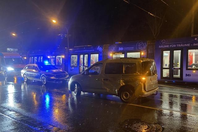 Unfall zwischen Straenbahn und Auto auf der Basler Strae in Freiburg