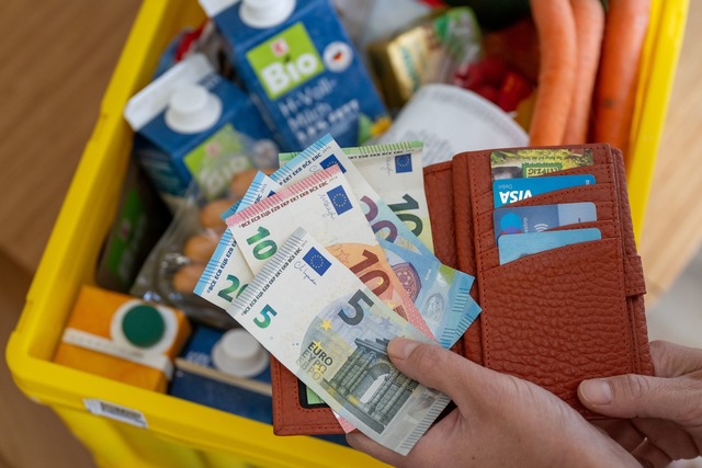 Der Preisdruck auf Verbraucher hat im Januar nachgelassen (Symbolbild)  | Foto: Hendrik Schmidt/dpa