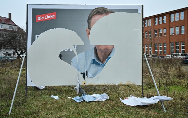 Besch&auml;digte Wahlplakete - hier ei...iesem Bundestagswahlkampf h&auml;ufig.  | Foto: Martin Schutt/dpa