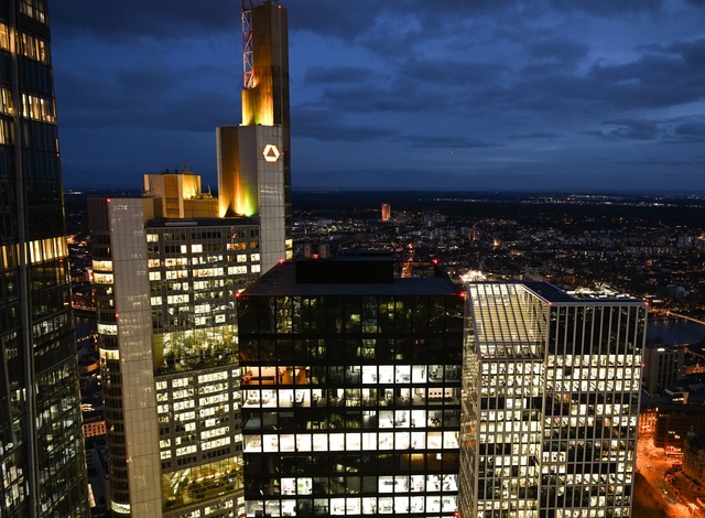 Die Commerzbank will effizienter werde...streicht Tausende Stellen (Archivbild)  | Foto: Arne Dedert/dpa