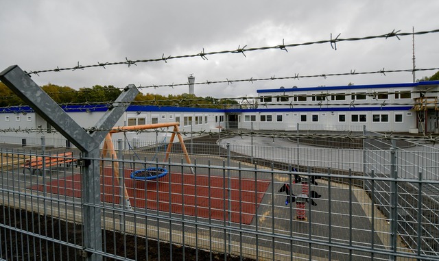 Stacheldraht umgibt die Container des ...s am Hamburger Flughafen. (Archivbild)  | Foto: Axel Heimken/dpa