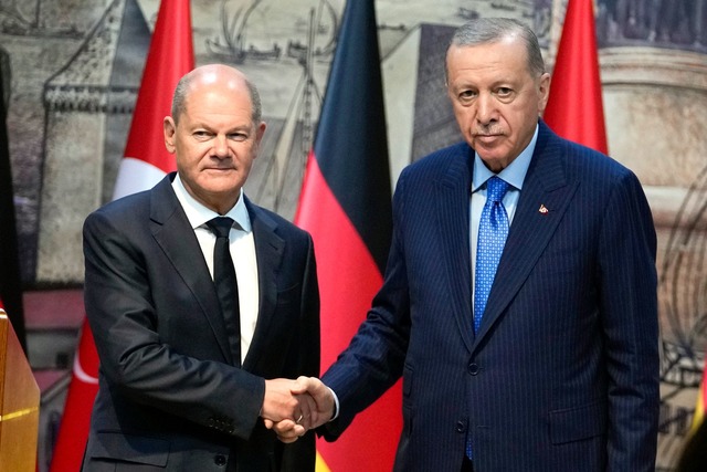 Bundeskanzler Olaf Scholz (SPD) und de...h im Oktober in Istanbul. (Archivbild)  | Foto: Khalil Hamra/AP/dpa