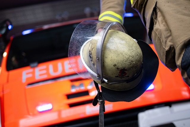 Nach dem gro&szlig;en Brand in Schornd...d&auml;chtiger ermittelt. (Symbolbild)  | Foto: Marijan Murat/dpa