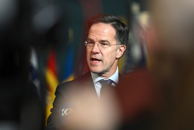 Nato-Generalsekret&auml;r Rutte will s...it den B&uuml;ndnispartnern abstimmen.  | Foto: Harry Nakos/AP/dpa