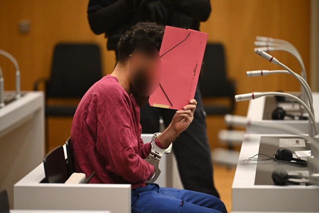 Der Angeklagte Sulaiman A. sitzt beim Prozessauftakt im Gerichtssaal.  | Foto: Marijan Murat/dpa