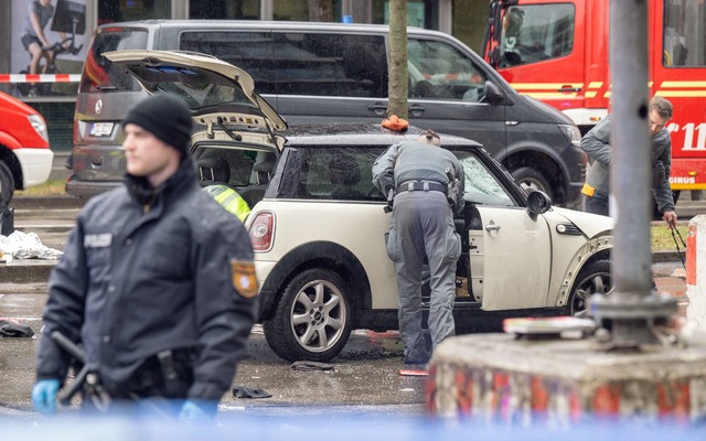 Laut Polizei wurden viele Menschen verletzt.  | Foto: Peter Kneffel/dpa