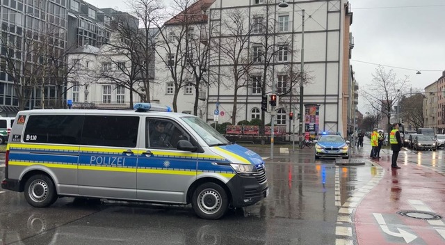 Polizei "mit starken Kr&auml;ften" vor Ort.  | Foto: Roland Freund/dpa