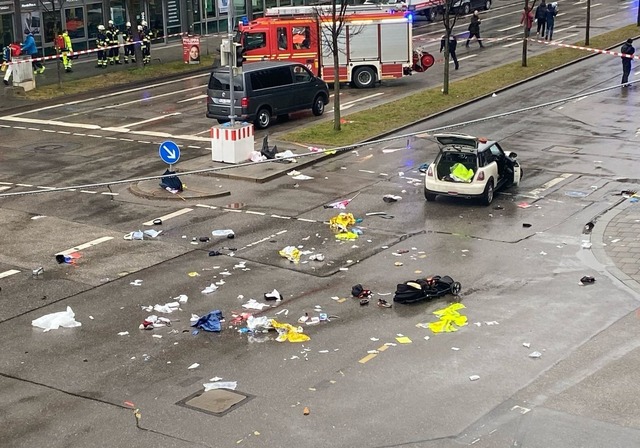 Tr&uuml;mmerteile und Kleidung liegen auf der Stra&szlig;e.  | Foto: Alexa Gr&auml;f/dpa