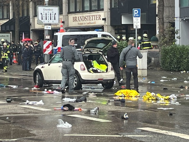 Tr&uuml;mmer liegen auf der Stra&szlig;e verteilt.  | Foto: Christoph Trost/dpa