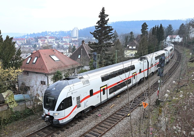 Bislang f&auml;hrt die G&auml;ubahn &u...ig schon im Stadtteil Vaihingen enden.  | Foto: Bernd Wei&szlig;brod/dpa