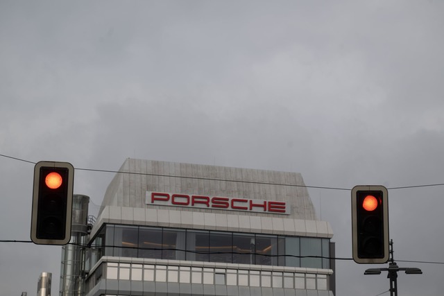 Porsche setzt den Rotstift an - und will rund 1.900 Stellen streichen.  | Foto: Marijan Murat/dpa