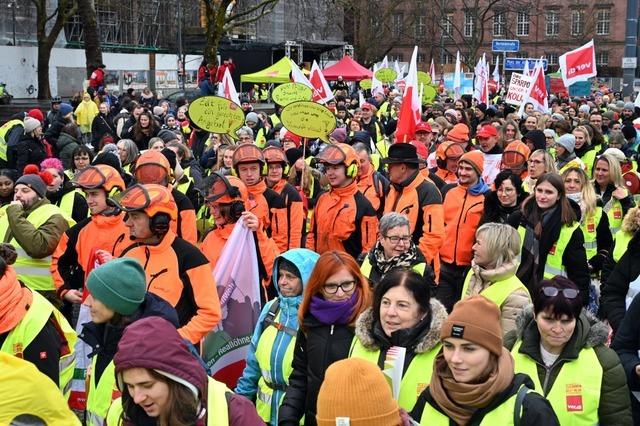 Streikende bei Verdi-Kundgebung in Freiburg