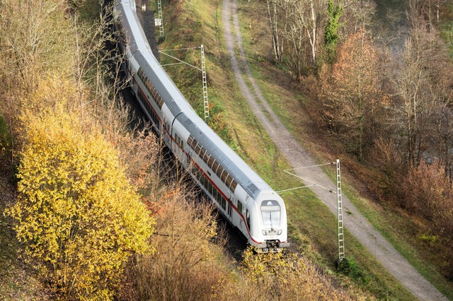 Auf der Gubahnstrecke: Ein Intercity fhrt Richtung Stuttgart  | Foto: Silas Stein (dpa)