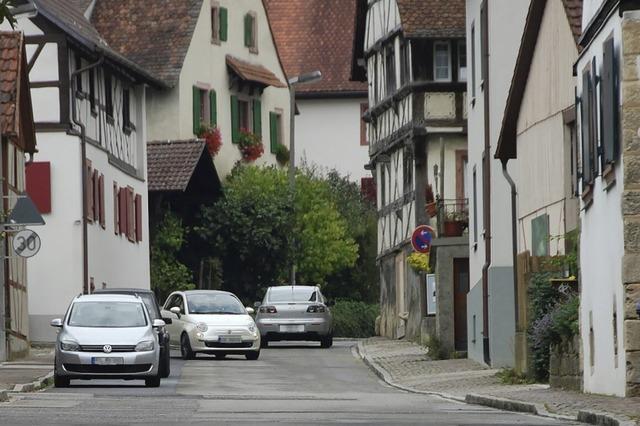 Markierungen und Schilder gegen wildes Parken