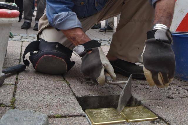 Gunter Demnig verlegt in Grenzach die ersten Stolpersteine