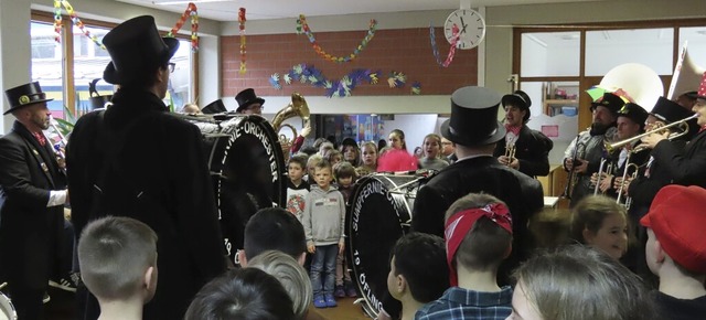 Die Sumpfer des Sumpfernie-Orchesters ...er Befreiung der Grundschule flingen.  | Foto: Gerd Leutenecker